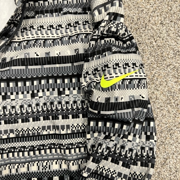 Nike Pro Drifit Half Zip - Picture 3 of 3